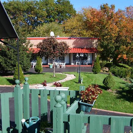Capricorn Motel Royale 1000 Islands Lansdowne ภายนอก รูปภาพ