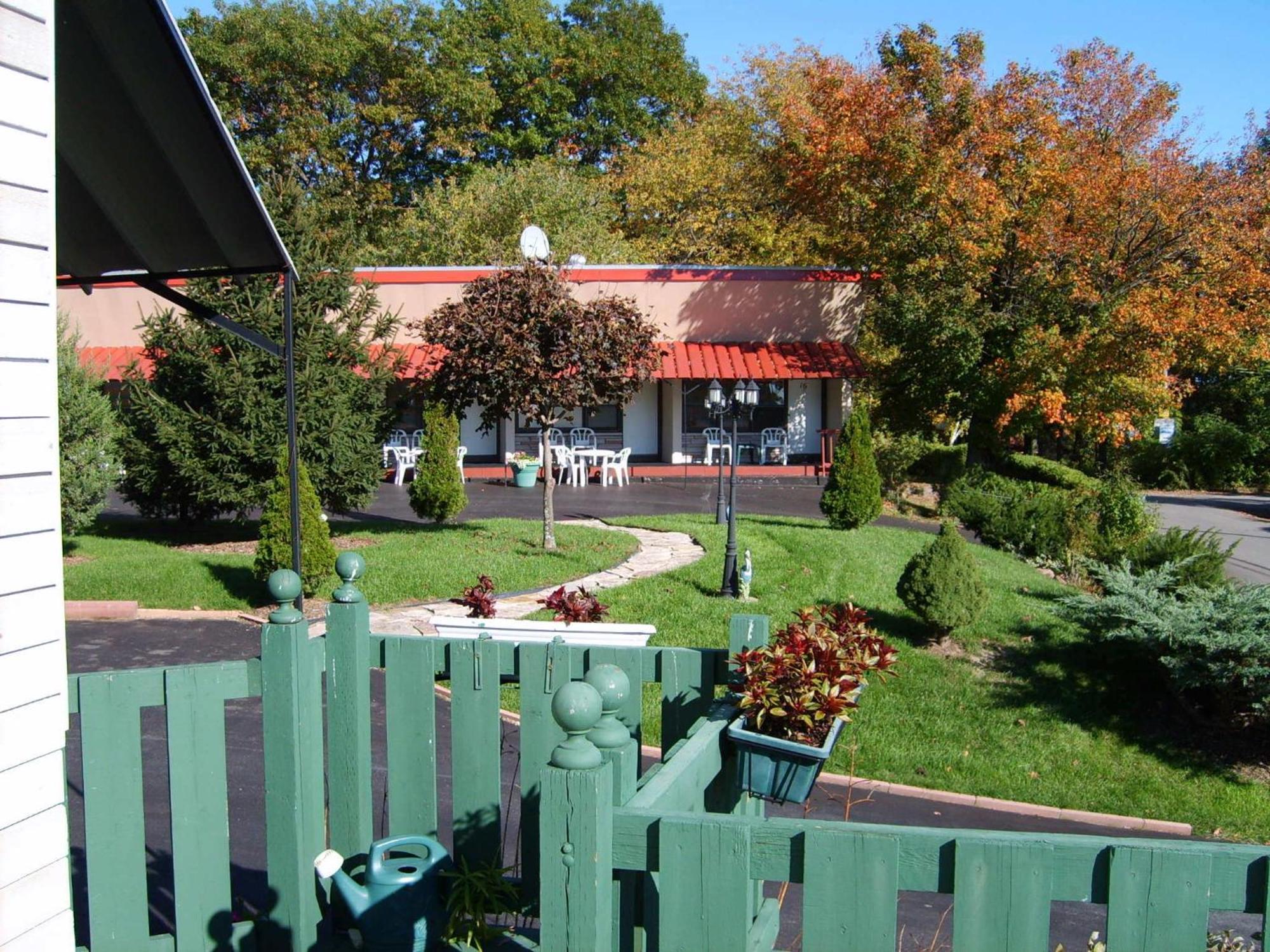Capricorn Motel Royale 1000 Islands Lansdowne ภายนอก รูปภาพ