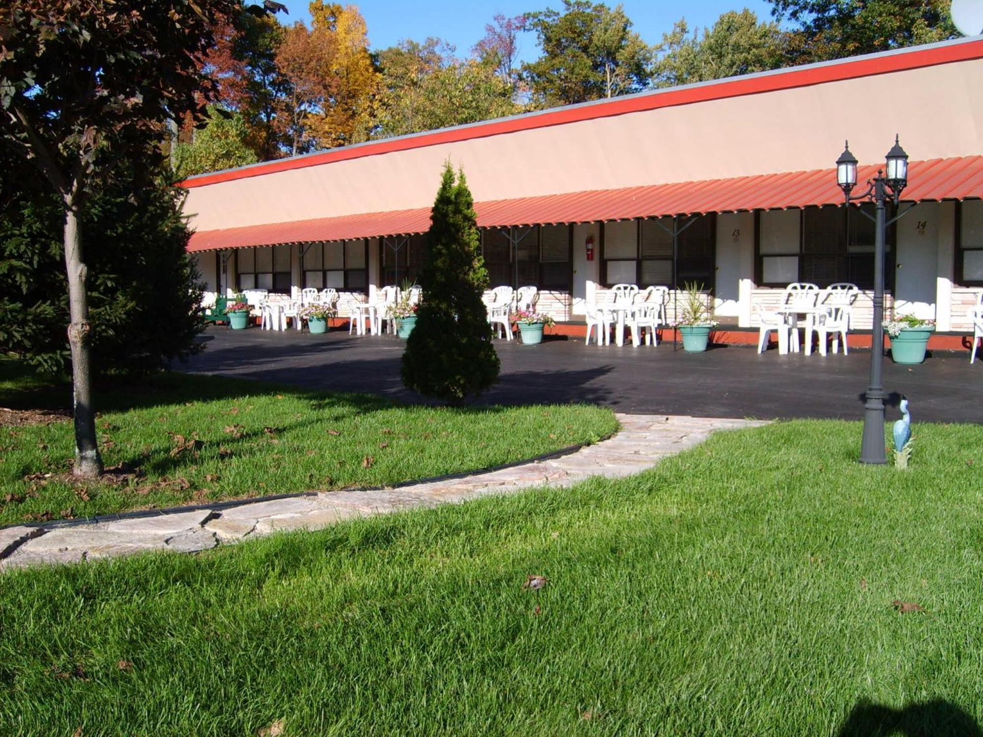 Capricorn Motel Royale 1000 Islands Lansdowne ภายนอก รูปภาพ