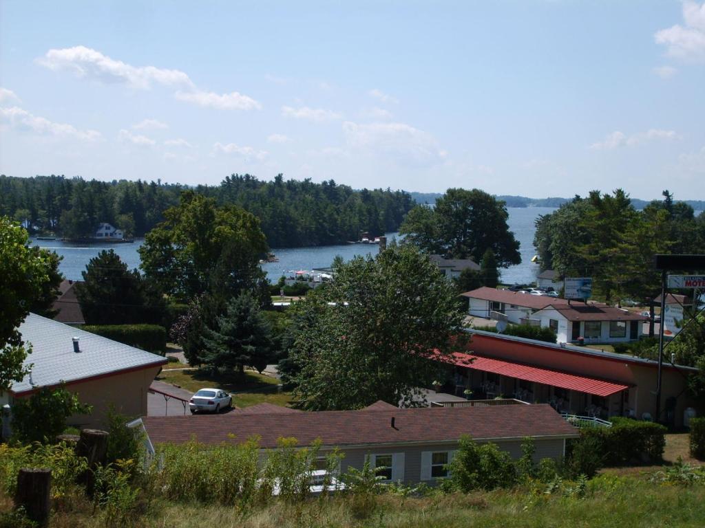Capricorn Motel Royale 1000 Islands Lansdowne ภายนอก รูปภาพ