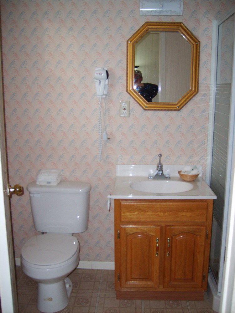 Capricorn Motel Royale 1000 Islands Lansdowne ภายนอก รูปภาพ