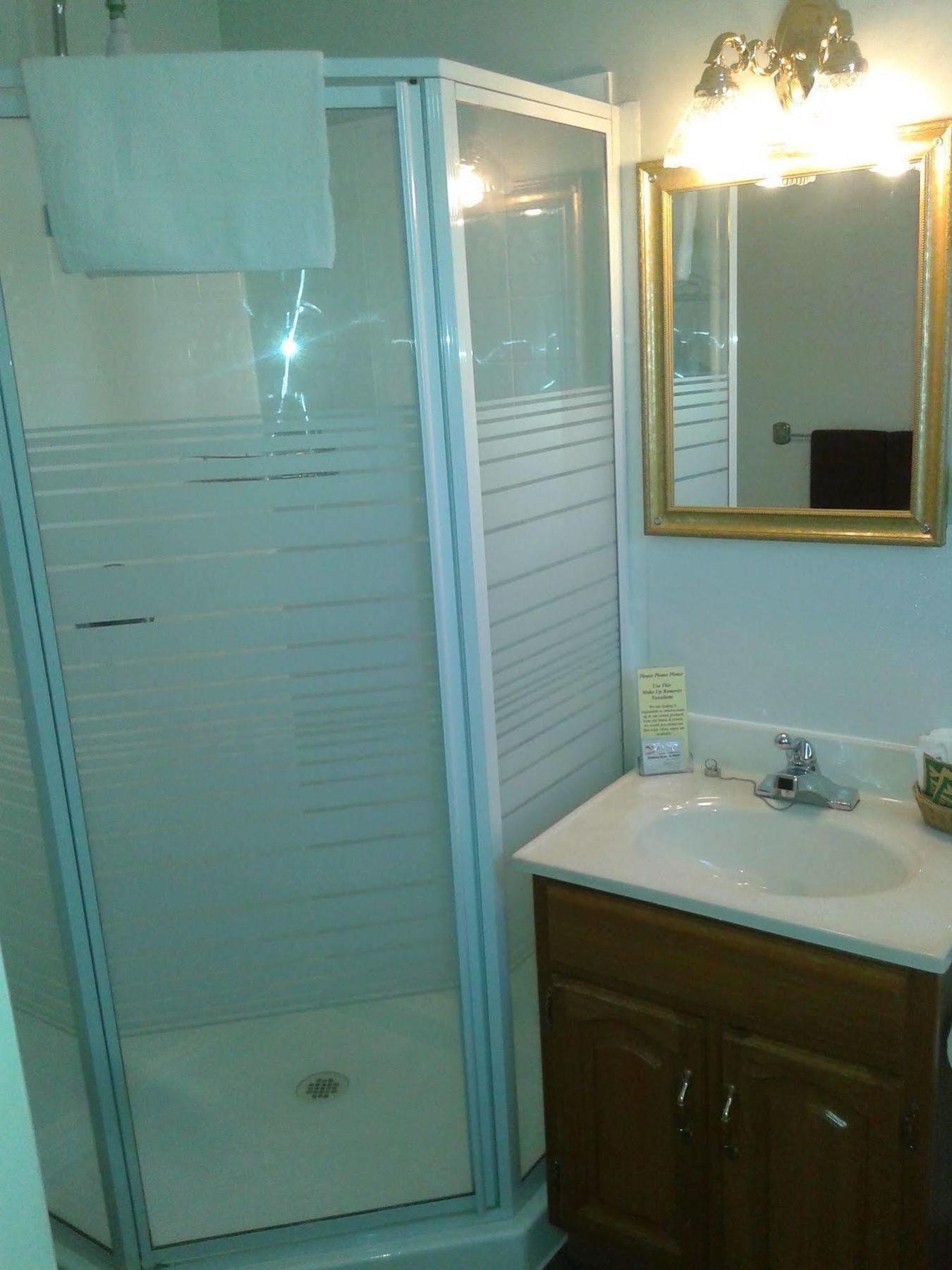 Capricorn Motel Royale 1000 Islands Lansdowne ภายนอก รูปภาพ