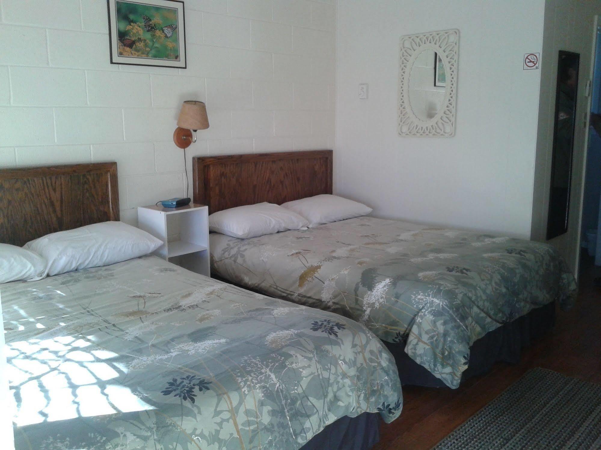 Capricorn Motel Royale 1000 Islands Lansdowne ภายนอก รูปภาพ