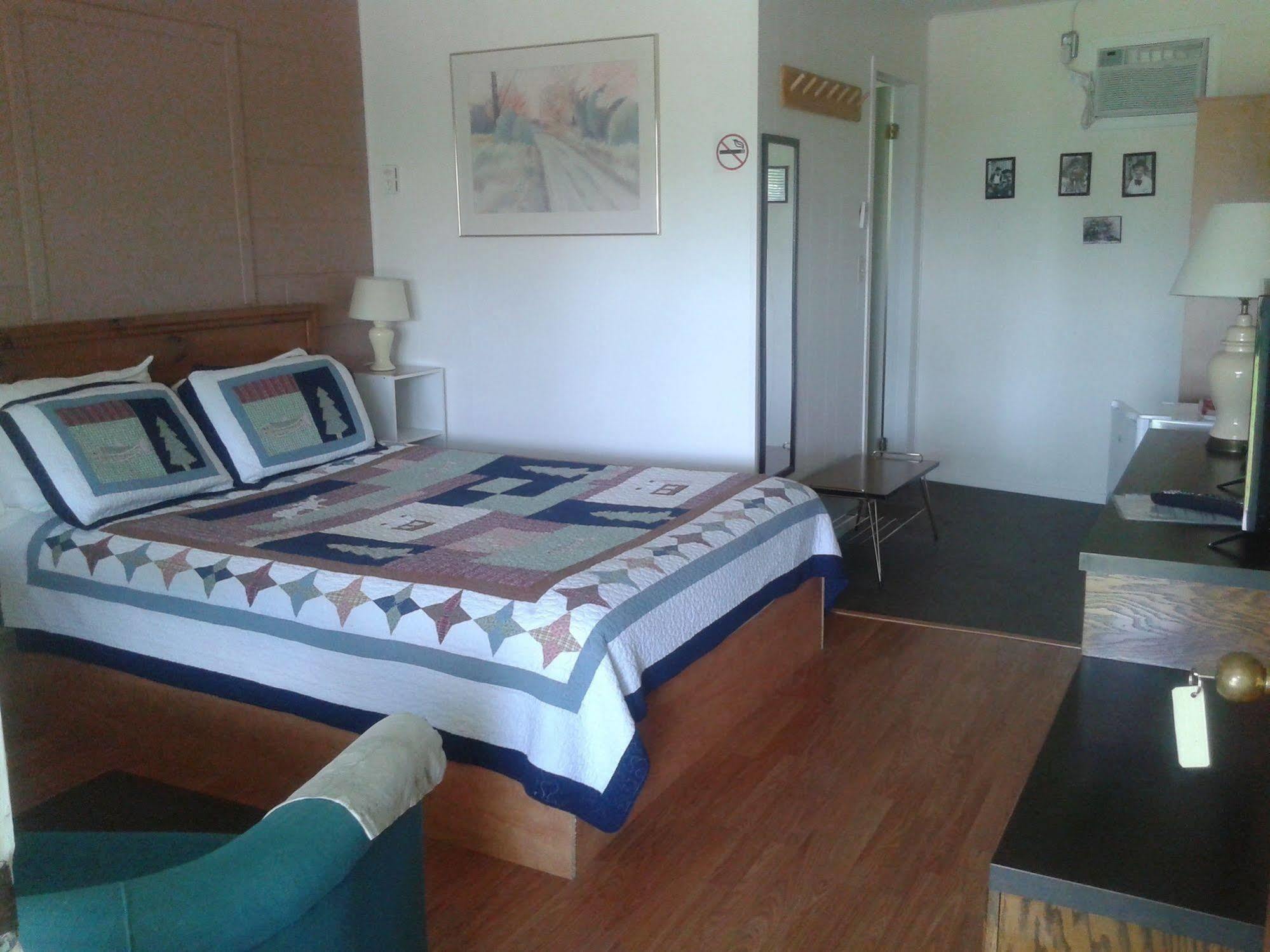 Capricorn Motel Royale 1000 Islands Lansdowne ภายนอก รูปภาพ