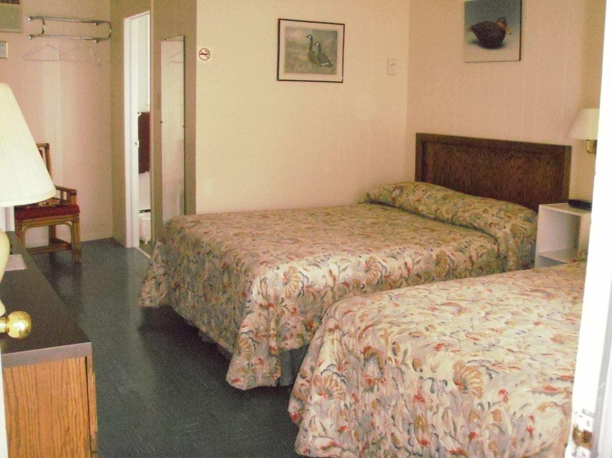 Capricorn Motel Royale 1000 Islands Lansdowne ภายนอก รูปภาพ