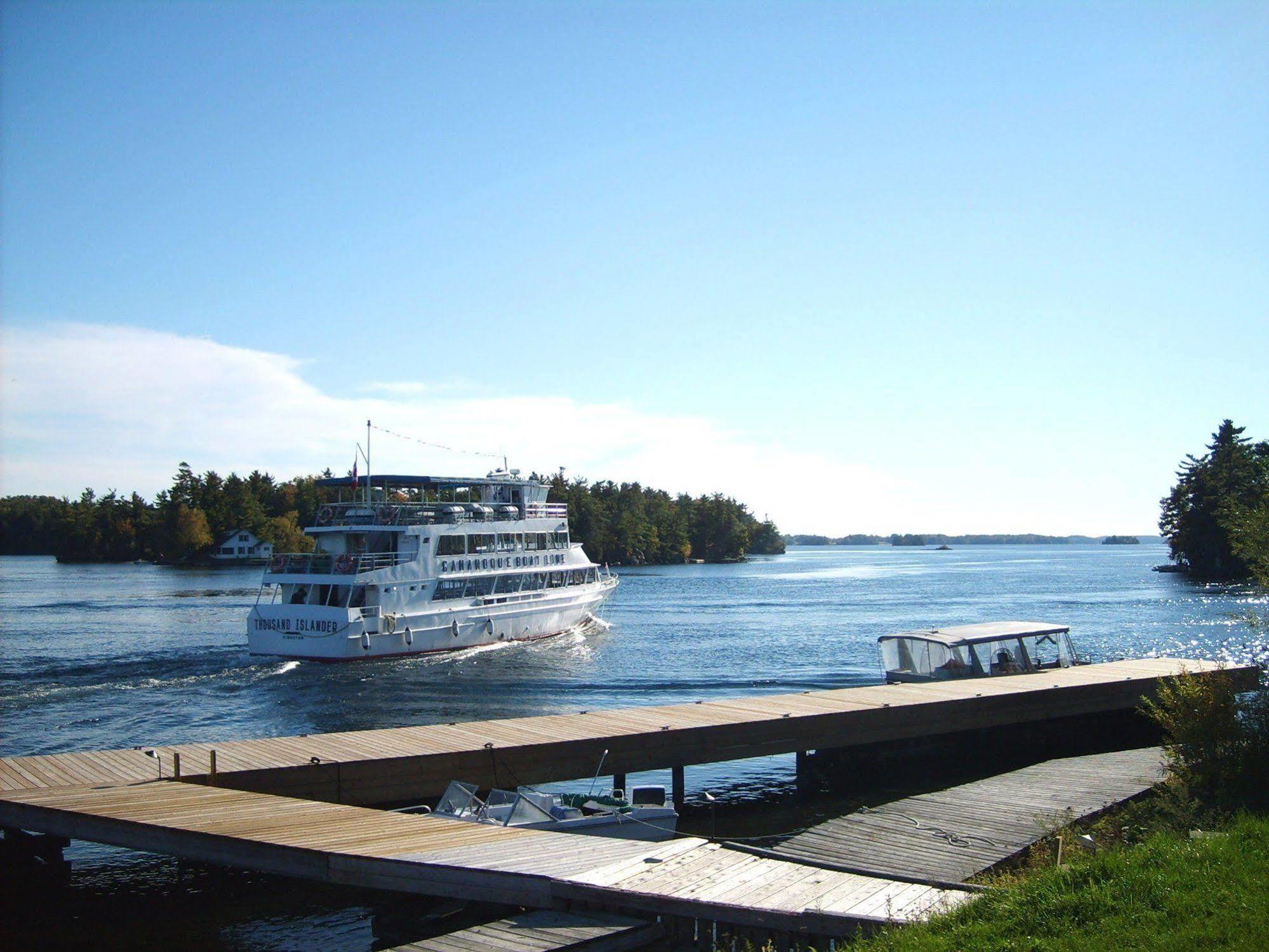 Capricorn Motel Royale 1000 Islands Lansdowne ภายนอก รูปภาพ