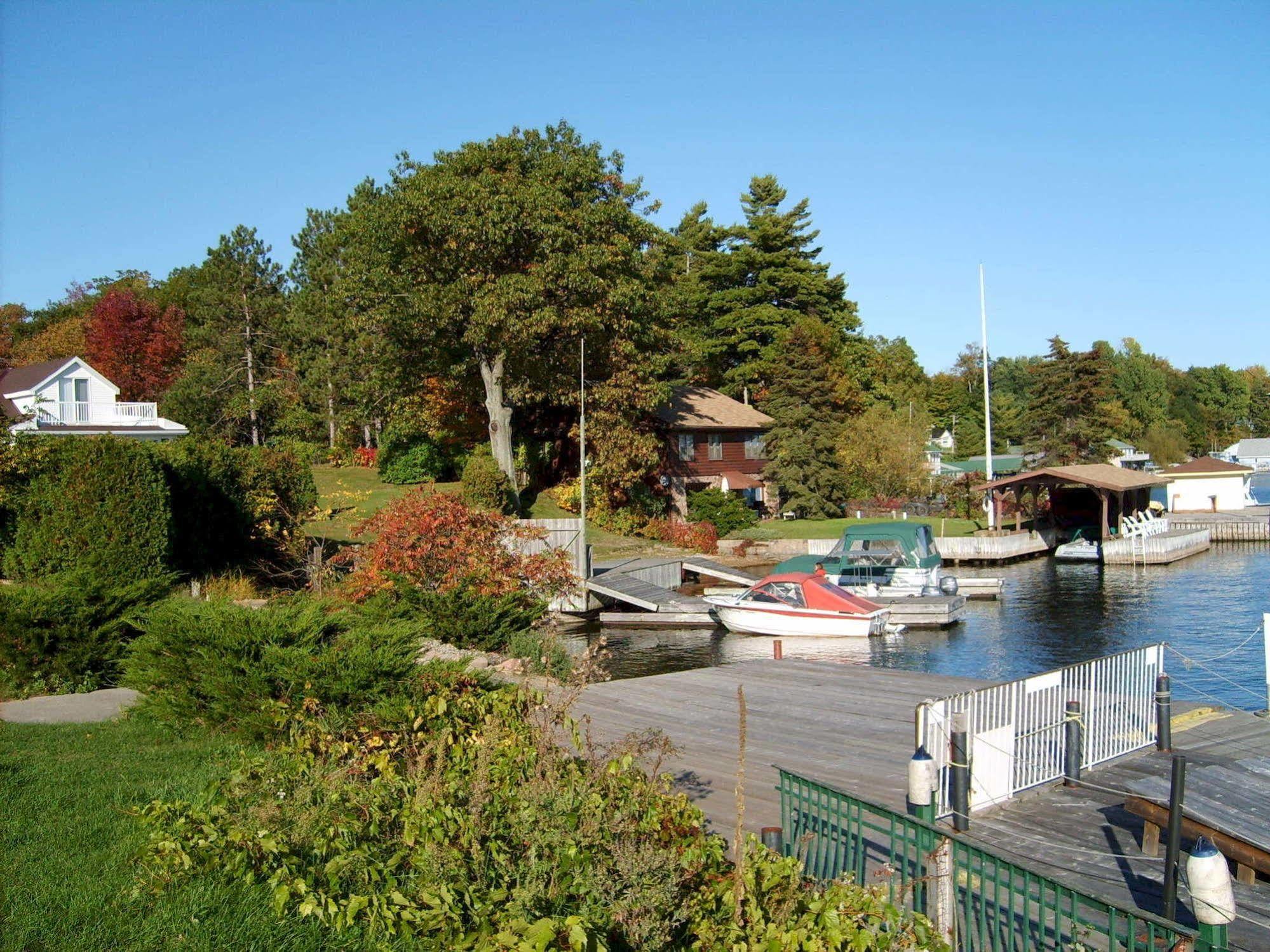 Capricorn Motel Royale 1000 Islands Lansdowne ภายนอก รูปภาพ