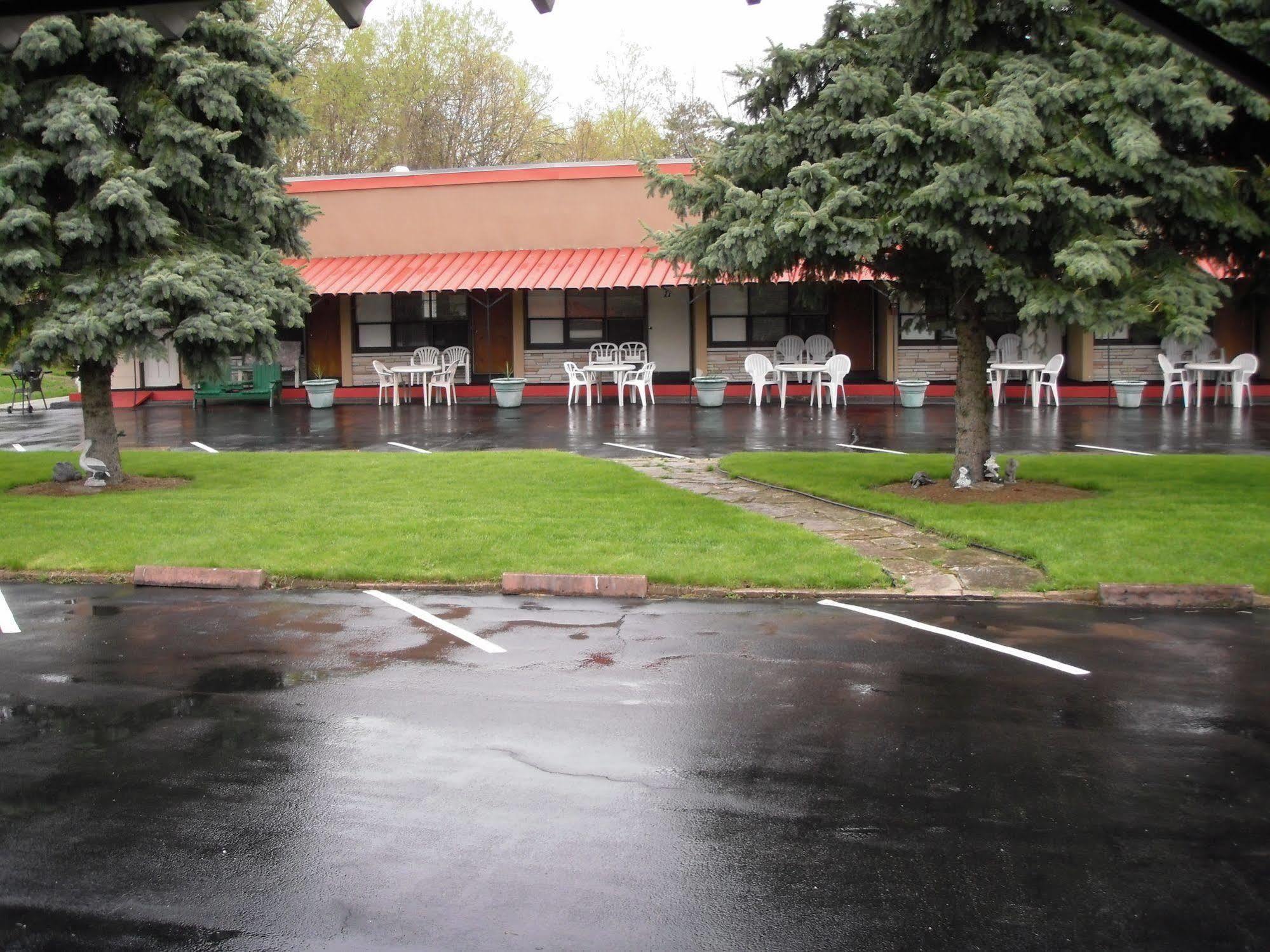 Capricorn Motel Royale 1000 Islands Lansdowne ภายนอก รูปภาพ