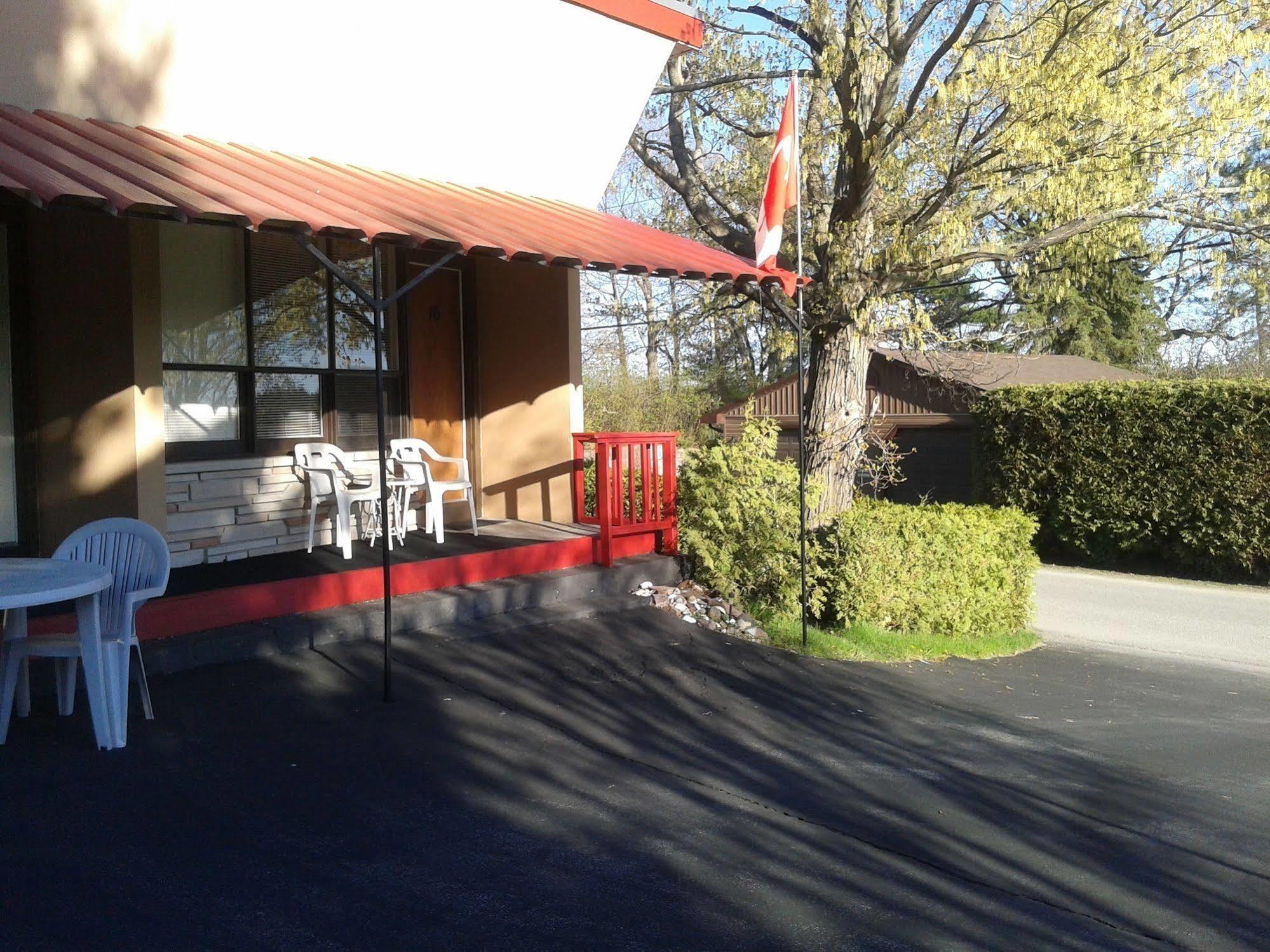 Capricorn Motel Royale 1000 Islands Lansdowne ภายนอก รูปภาพ