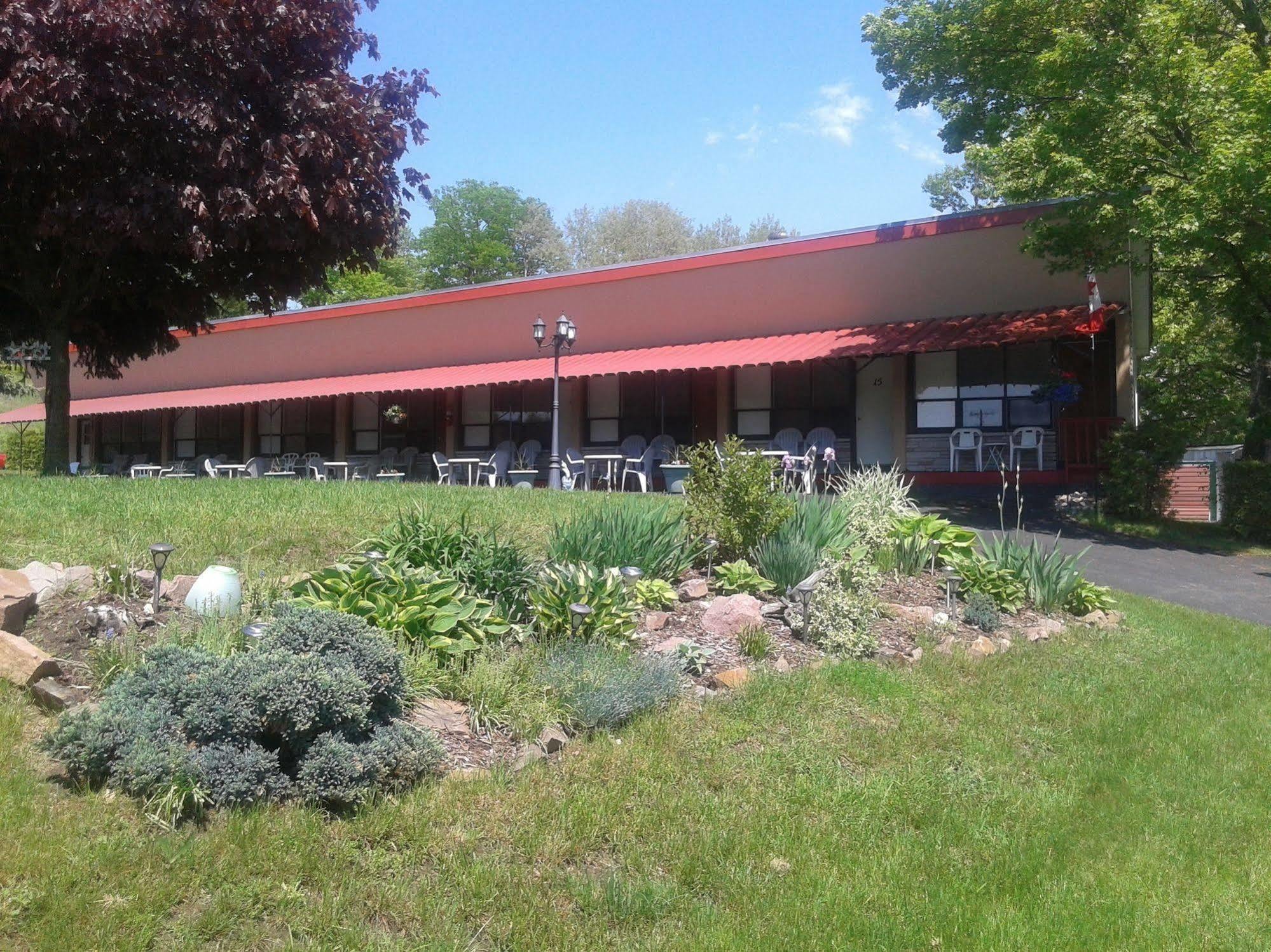 Capricorn Motel Royale 1000 Islands Lansdowne ภายนอก รูปภาพ